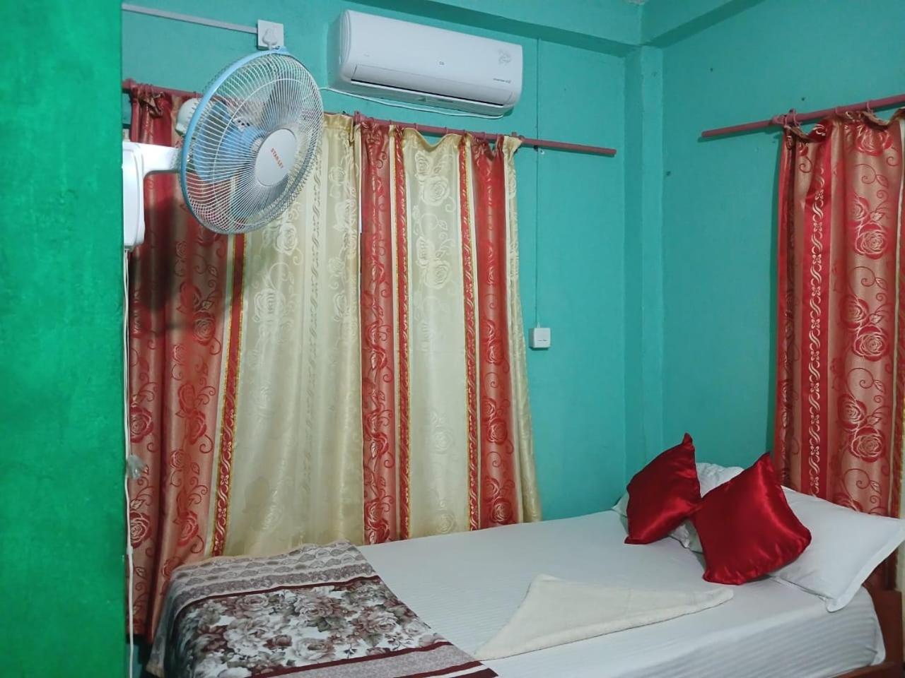 Tiger Corner Inn Homestay Sauraha Dış mekan fotoğraf