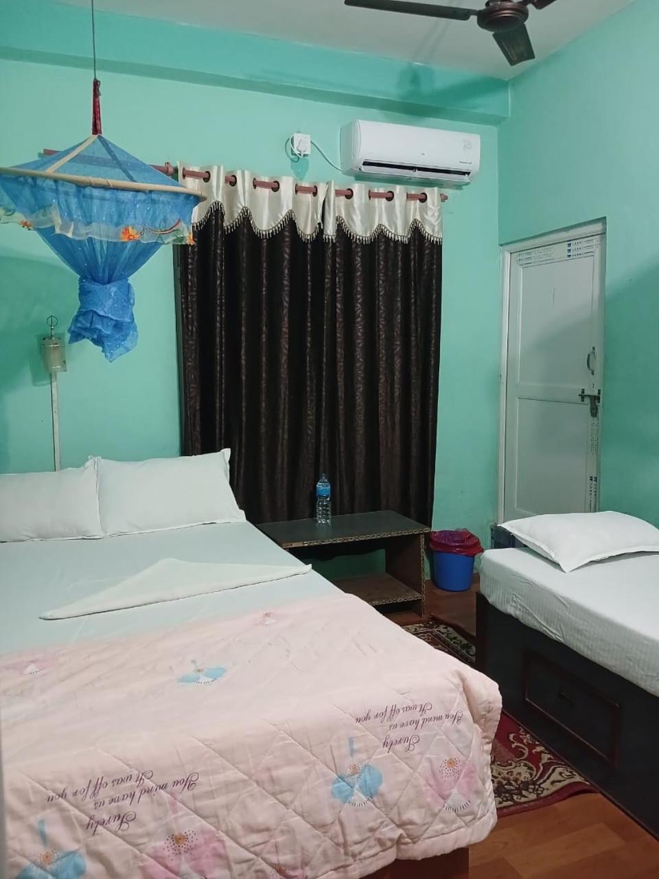 Tiger Corner Inn Homestay Sauraha Dış mekan fotoğraf
